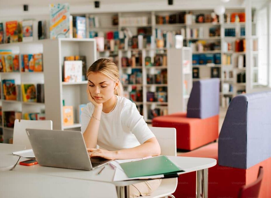 Etudiante blonde ordinateur