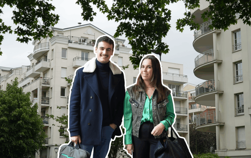 Deux étudiants devant un immeuble résidentiel