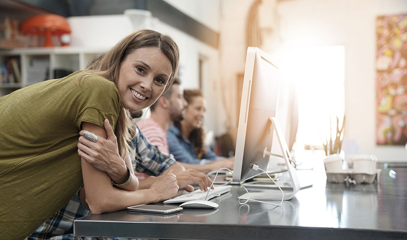 Étudiants devant des ordinateurs