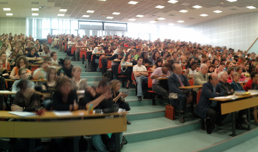 Élèves en amphithéâtre - Campus Moulins