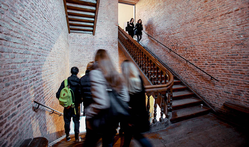 Étudiants dans les couloirs du campus Vieux Lille