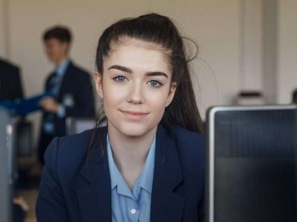 Étudiante devant un écran d'ordinateur - Taxe d'apprentissage à l'IAE Lille